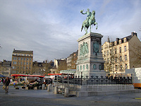 Once the site of a Franciscan monastary, this square is known to locals as the  Knuedler for the knot in the ropes tied around the friars' waists.